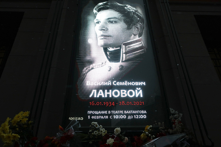 Прощание с народным артистом СССР Василием Лановым началось в Театре имени Вахтангова