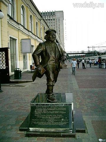 Памятник Отцу Фёдору на 1-й платформе Южного вокзала был открыт 3 августа 2001 года