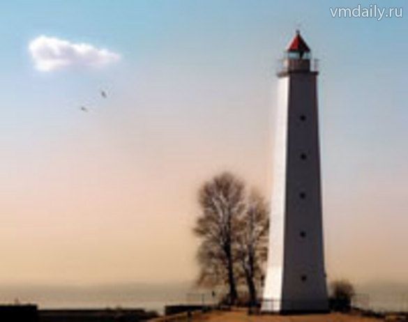 Одинокий маяк в море притягивает романтиков