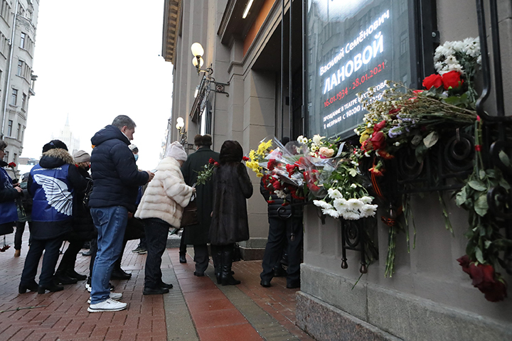 Очередь желающих проститься с актером Василием Лановым растянулась на десятки метров