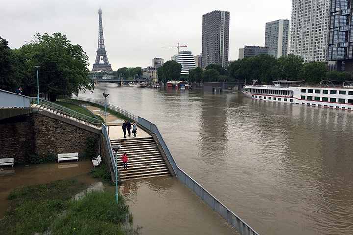 В Париже задержали злоумышленника, который удерживал женщину в заложниках