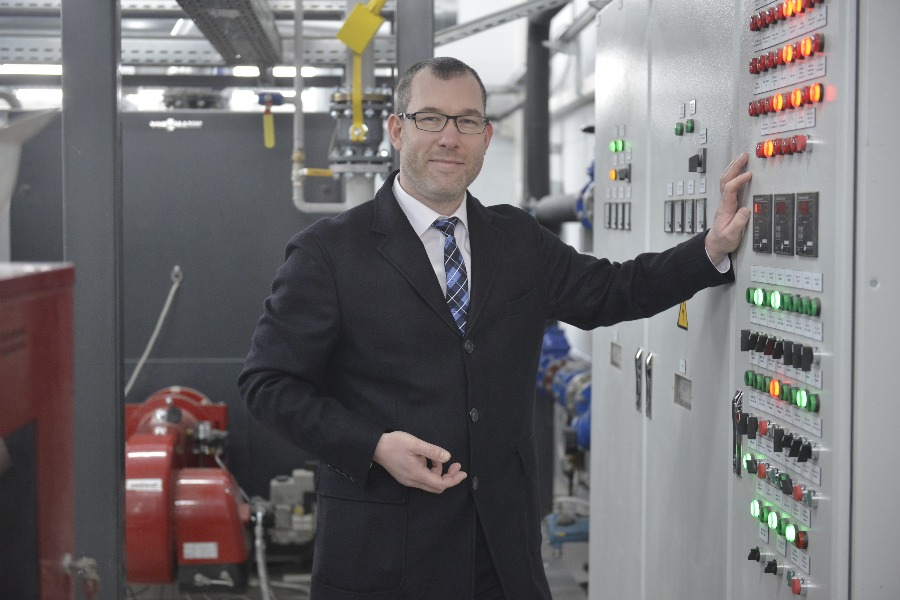 Заместитель гендиректора завода по производству продуктов питания из мяса Иван Скуратов показывает современное оборудование, которое сейчас устанавливают на новом предприятии — его строительство не прерывалось даже в пандемию