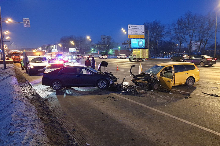 Сотрудник ДПС пострадал при столкновении пяти автомобилей на Кутузовском проспекте