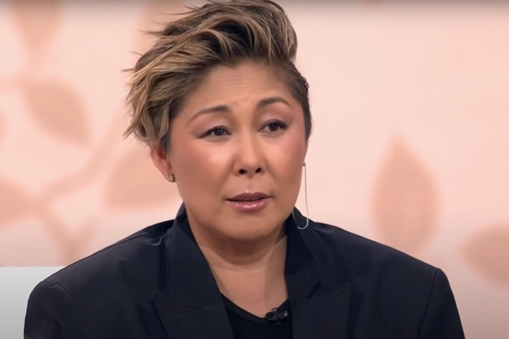 «Разве я не красавица?»: Анита Цой показала, как выглядит в парике и без него