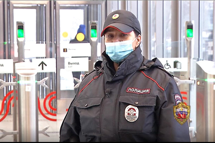 Сотрудница полиции спасла жизнь пассажиру метро в Москве