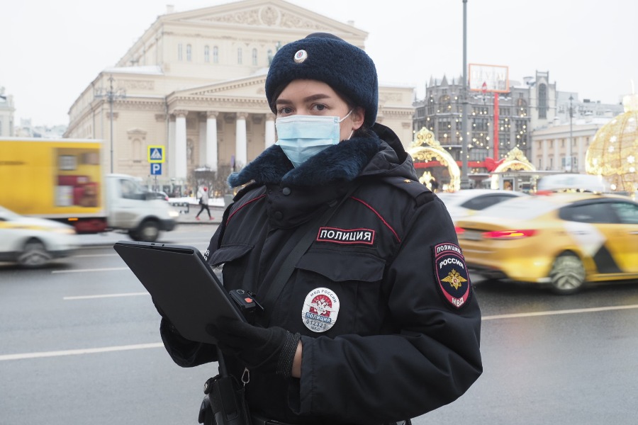 Младший лейтенант 1-го специального полка столичной полиции Анастасия Медведева с планшетом, в который она вносит номера припаркованных автомобилей. Это позволяет моментально узнать данные владельца и числятся ли за ним какие-либо правонарушения