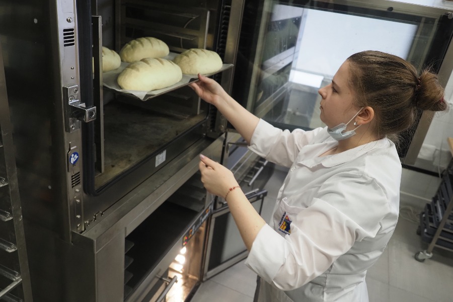 Анастасия Евдокимова в НИИ хлебопекарной промышленности