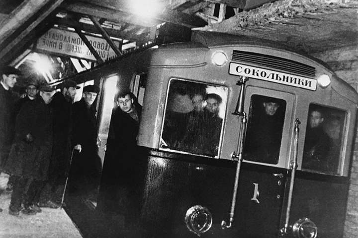 Как прошел пробный пуск первого поезда московского метро