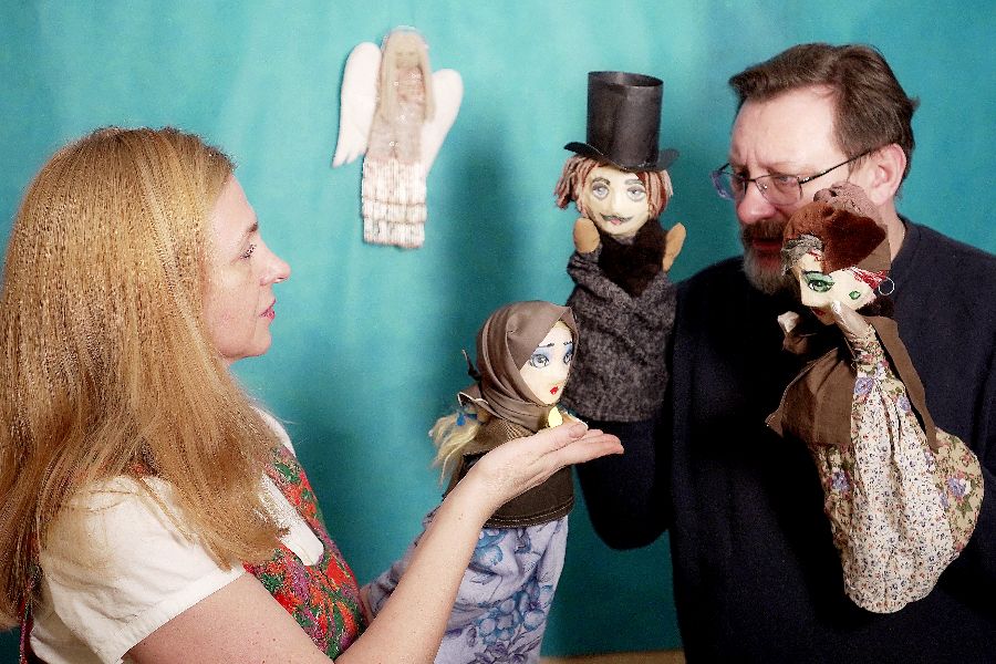 Москвичи Елена и Игорь Свеженцевы репетируют очередной домашний кукольный спектакль, на премьеру которого они пригласят друзей с детьми