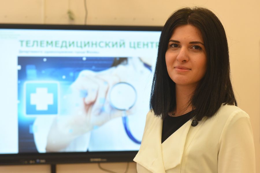 Руководитель телемедицинского центра Мариам Пахуридзе в своем рабочем кабинете. Под ее контролем почти 200 врачей консультируют пациентов с коронавирусом, которые сейчас лечатся дома