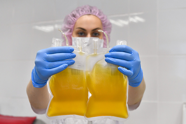 Врач раскрыла подробности переливания плазмы пациентам с коронавирусом в Москве