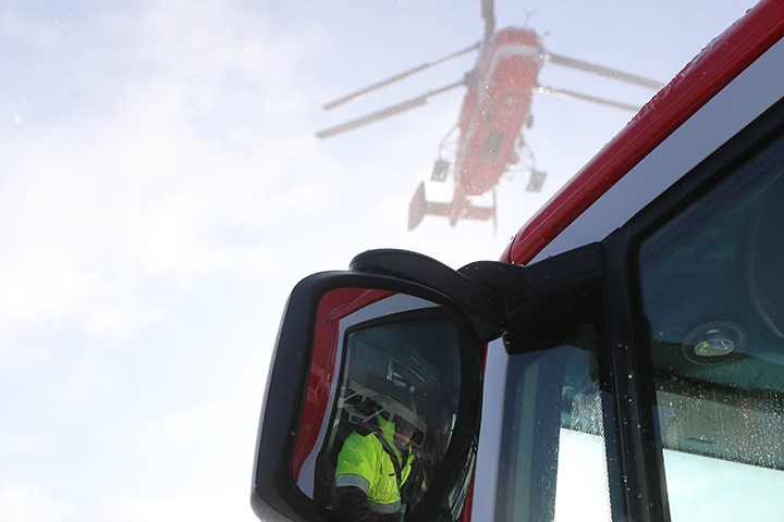 Попавших под камнепад в горах московских туристов эвакуировали вертолетом