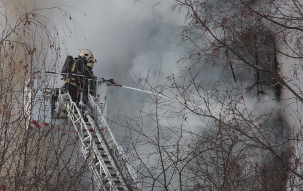 Пожар в квартире жилого дома в Новой Москве полностью потушили