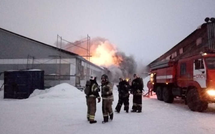 Склад загорелся на площади 500 квадратных метров в Барнауле