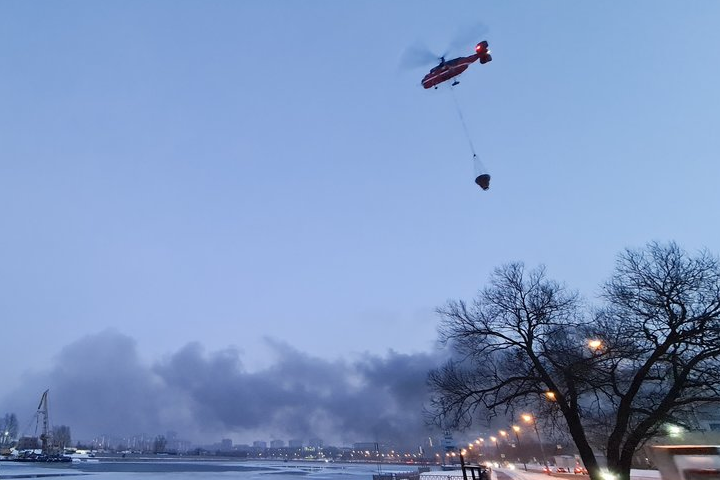 Вертолеты МАЦ сбросили 125 тонн воды при тушении пожара в ангаре на юге Москвы