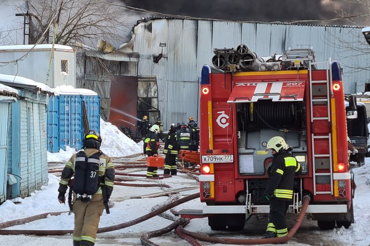 Пожарные ликвидировали возгорание в ангаре на юге Москвы
