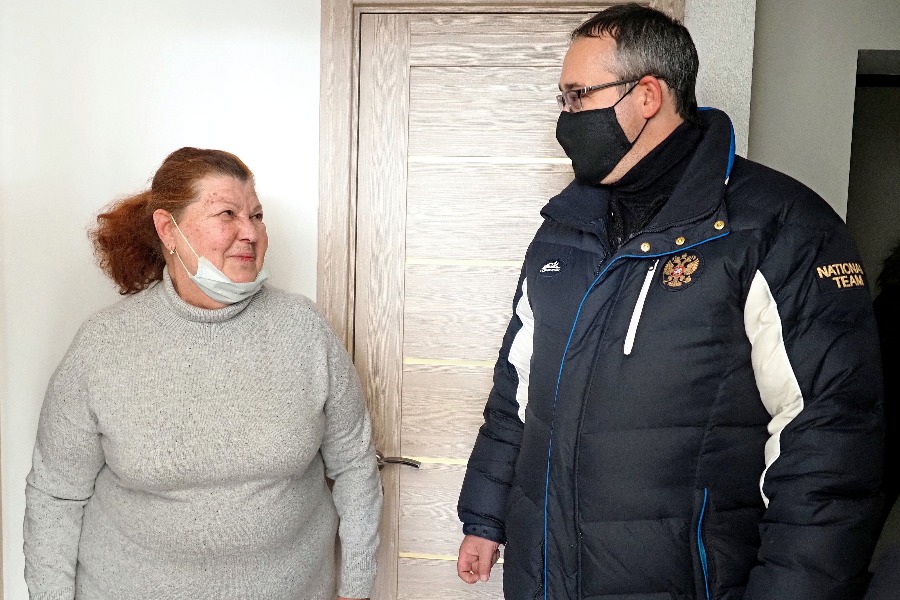 Жительница Южного Медведкова Елена Торопова показывает председателю Мосгордумы Алексею Шапошникову свою новую квартиру, полученную по программе реновации