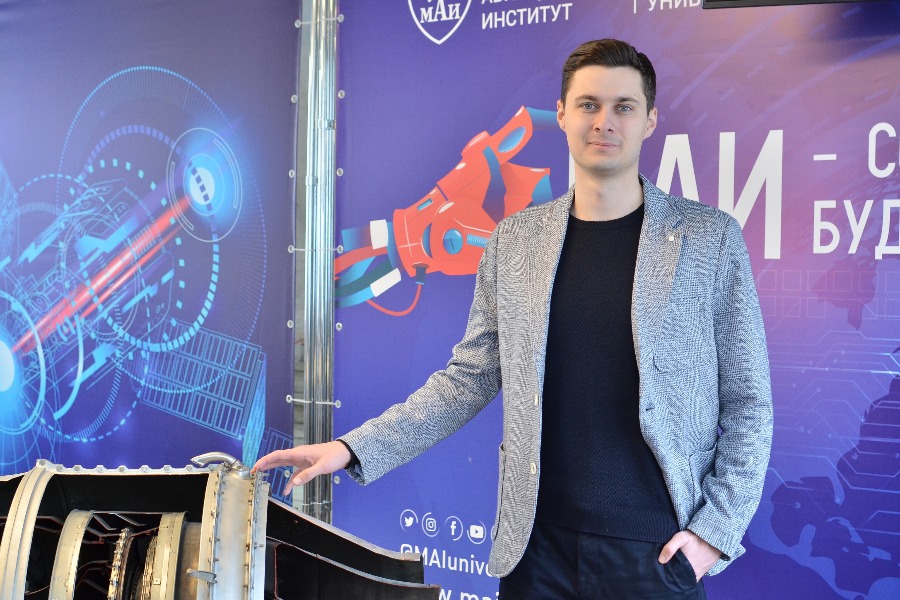 Студент четвертого курса Михаил Калинин получает образование в Московском авиационном институте по программе целевого набора. Ему удается успешно совмещать занятия в университете и работу в Опытно-конструкторском бюро имени Сухого