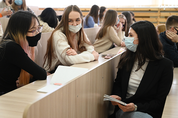 Доля желающих отдать в вузы детей россиян снизилась вдвое за десять лет