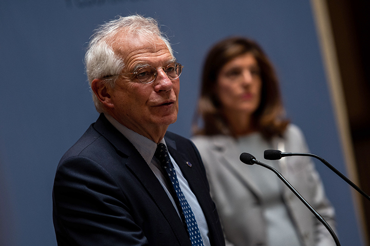 Боррель пригрозил России санкциями в случае признания ДНР и ЛНР