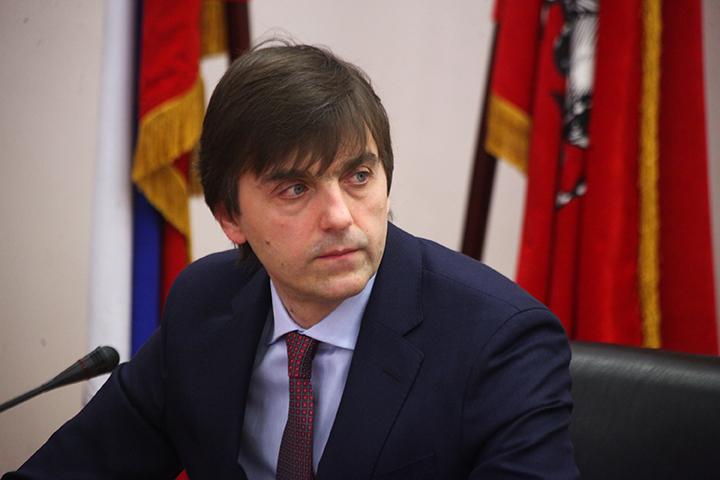 Глава Минпросвещения заявил, что в России не откажутся от традиционного образования