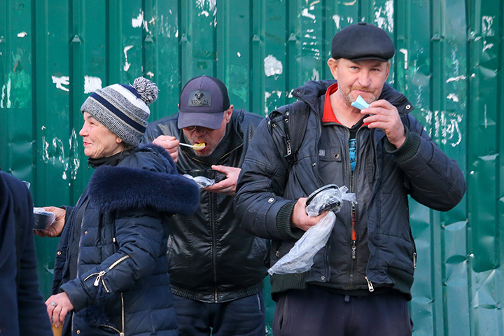 Москвичам рассказали, как можно помочь бездомным зимой