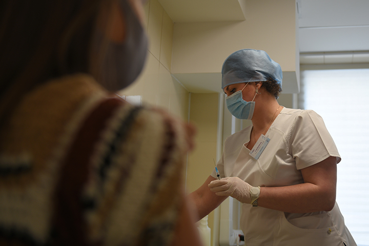 Жители столицы смогут привиться от коронавируса еще в трех торговых центрах