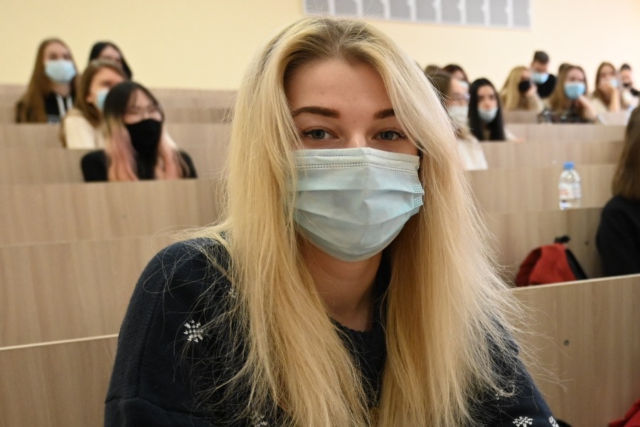 Второкурсница МПГУ Ольга Белоусова не снимает маску на занятиях. Это обязательное правило для всех