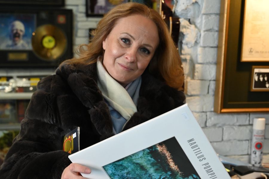 Анастасия Лебедева в магазине винила «2B Record» подбирает очередную пластинку для своей коллекции