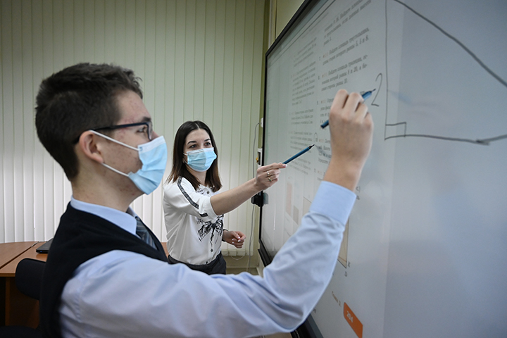 Школьники Москвы получили качественное образование и успешно сдали ЕГЭ в 2020 году