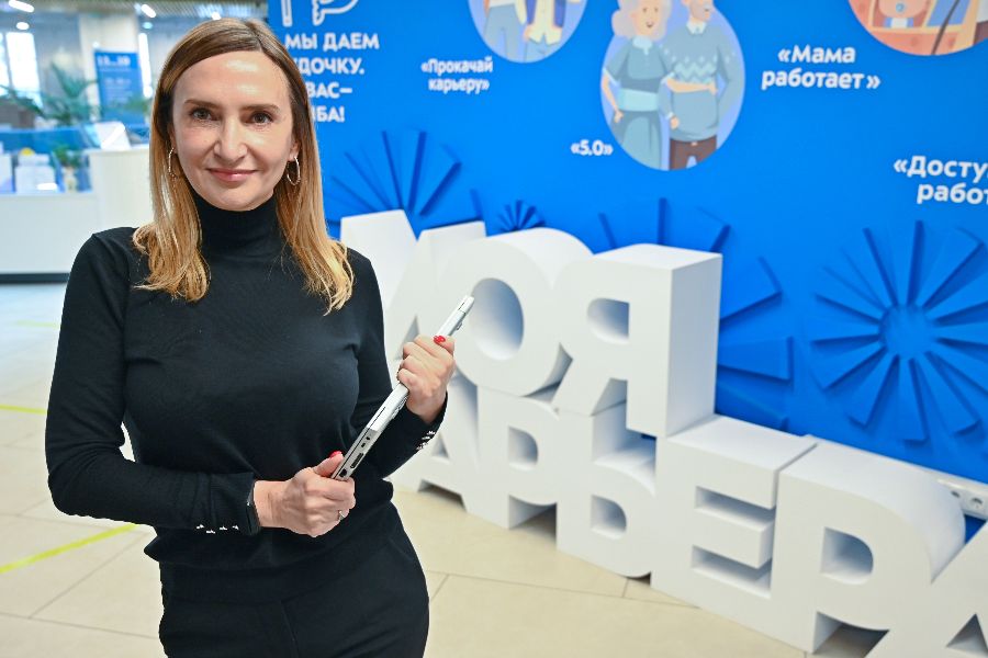 Начальник отдела обучения и развития центра «Моя карьера» Татьяна Дорохова помогает москвичам лучше ориентироваться в цифровом пространстве, защищать свои электронные данные и не попадаться на уловки мошенников