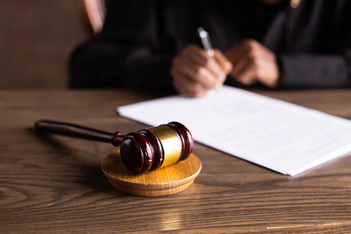 Суд заключил под стражу гендиректора сгоревшей «Невской мануфактуры»