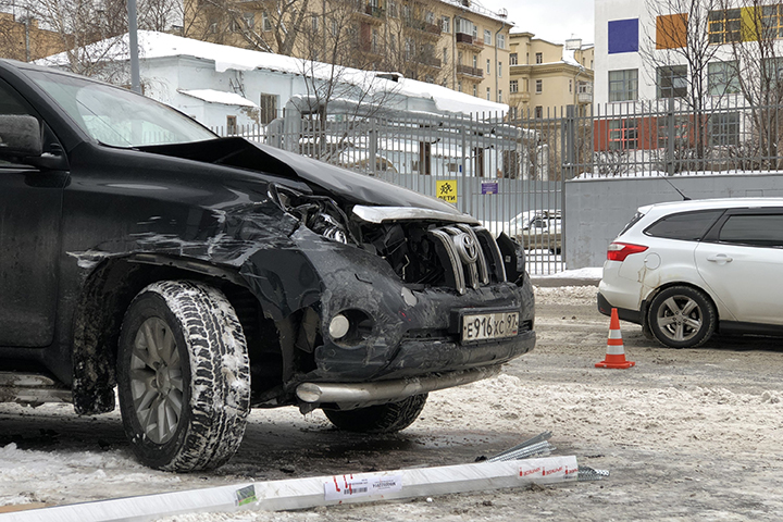 Автомобиль сбил двух пешеходов на тротуаре на севере Москвы