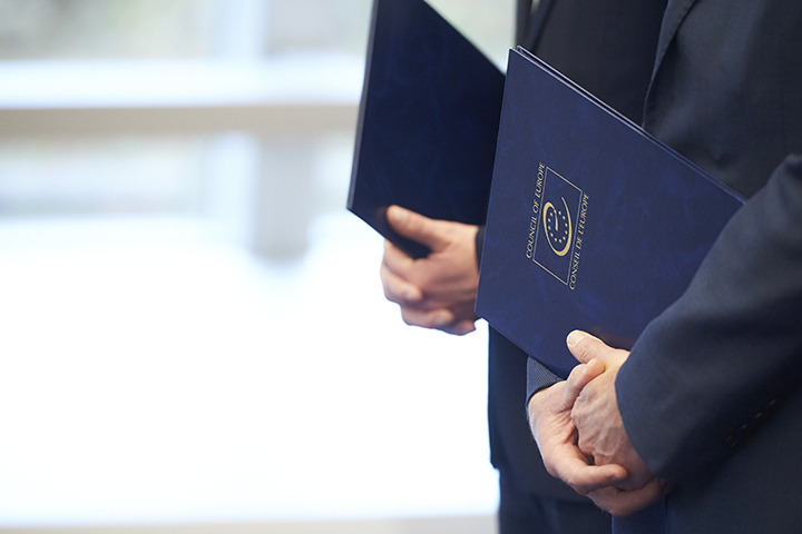 Российской делегации на ПАСЕ запретили свободно перемещаться из-за «Спутника V»