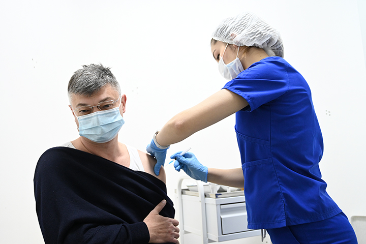 Технологию создания вакцин против нескольких штаммов COVID-19 разработали в России