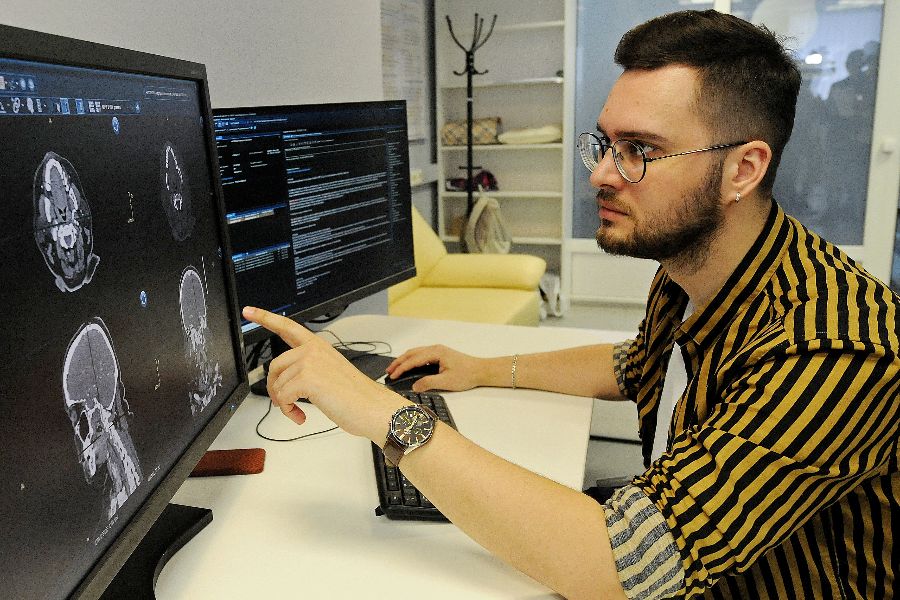 Врач-рентгенолог Максим Ерошевич составляет описание снимка в Московском референс-центре лучевой диагностики