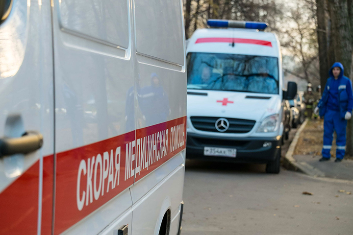 Автомобиль выехал на тротуар и столкнулся с автобусом на северо-востоке Москвы