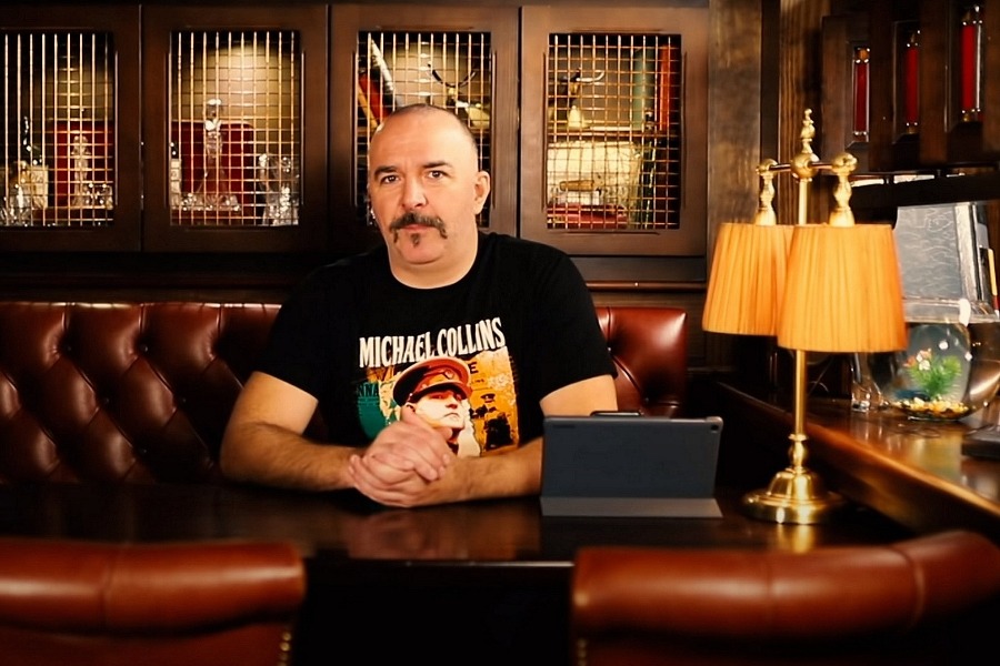 Клим Жуков записывает ролик из цикла «Ирландия и ее борьба». Съемка проводится в московском тематическом пабе-музее, посвященном одному из героев ирландского освободительного движения. Идея ролика была подсказана московским предпринимателем, совладельцем этого заведения