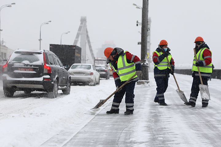 Дептранс рассказал, сколько времени уйдет на полную расчистку дорог после снегопада