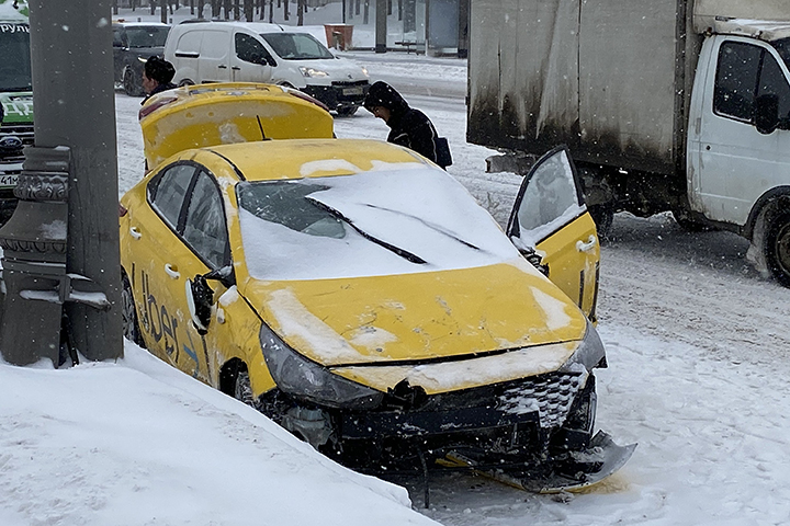 Таксист сбил пешехода на Мичуринском проспекте в Москве