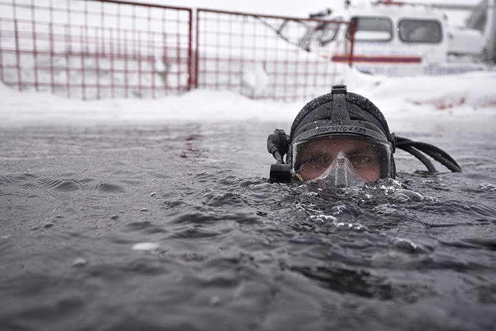 Тела троих погибших при крушении вертолета на Камчатке доставили на берег