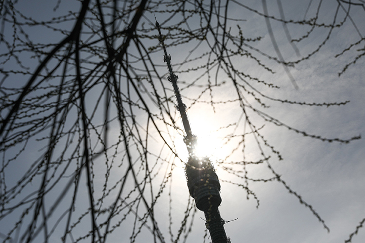 Девять молний попали в Останкинскую телебашню во время грозы в понедельник