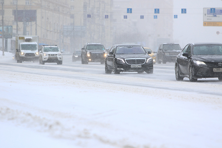 Движение по МКАД и еще трем столичным шоссе осложнено из-за снегопада