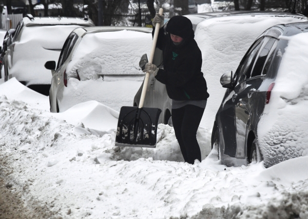 «Серьезные суммы»: можно ли разбогатеть на откапывании машин в Москве 