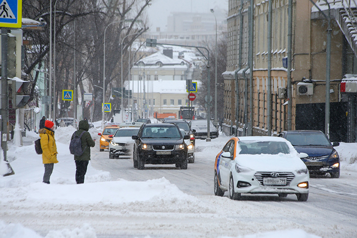 Столичных водителей призвали к осторожности на дорогах из-за гололедицы