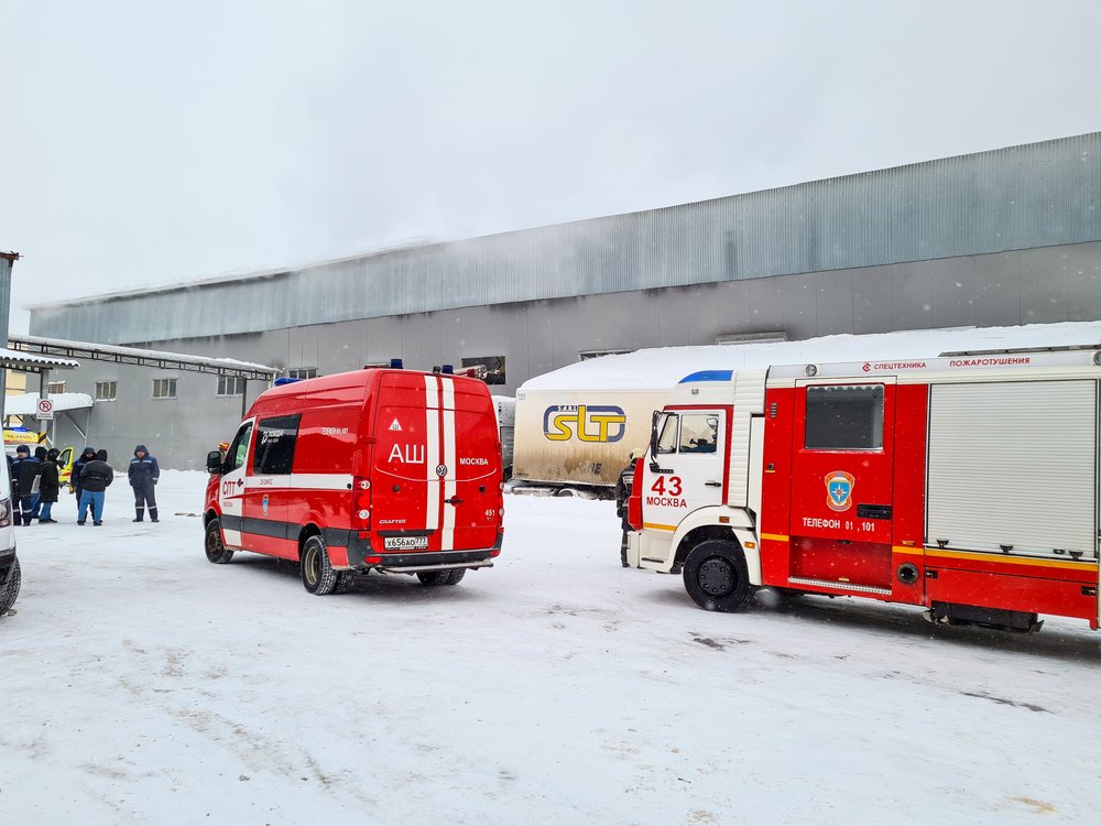 В Москве при обрушении кровли складского здания погиб человек