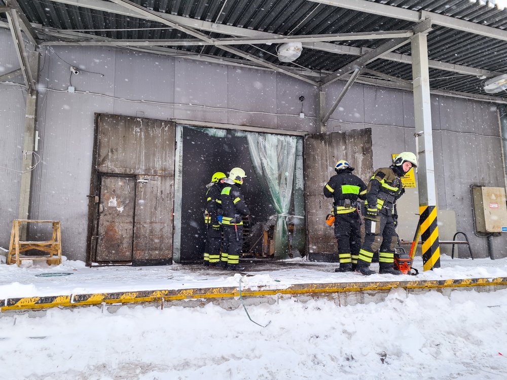 Крыша ангара рухнула на юге Москвы