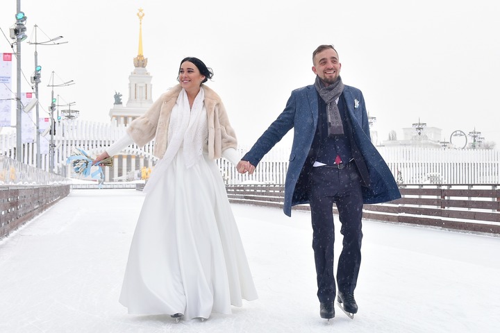 Москвичи впервые зарегистрировали брак на катке ВДНХ