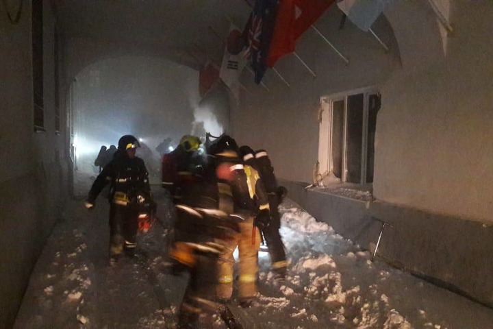 Частичное обрушение кровли произошло в горящем здании на Мясницкой улице