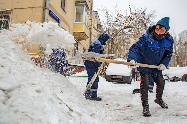 Сугробы вместо машин. Кому жаловаться на неубранный снег